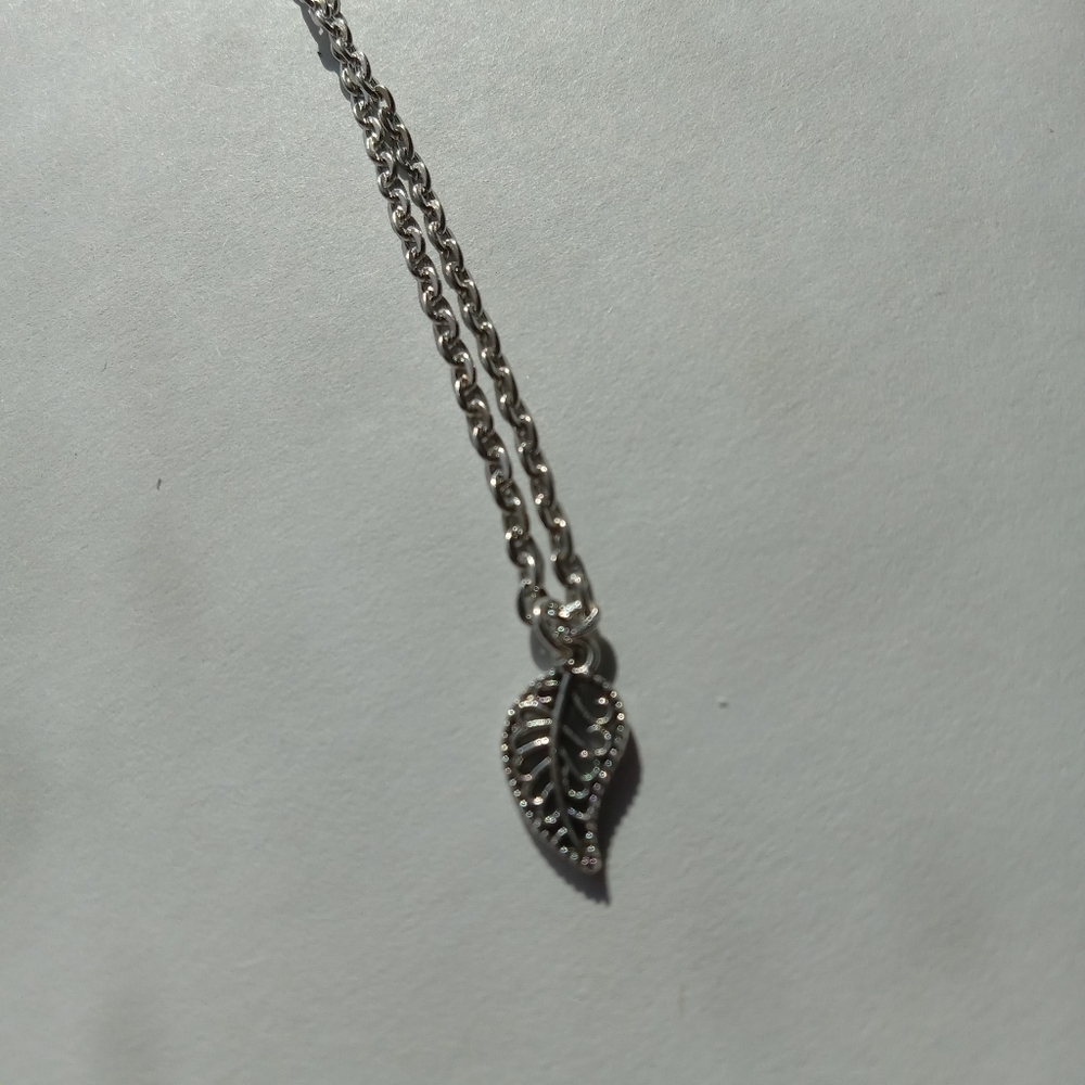 5/$25 Leaf charm necklace 9 inches - Picture 4 of 5
